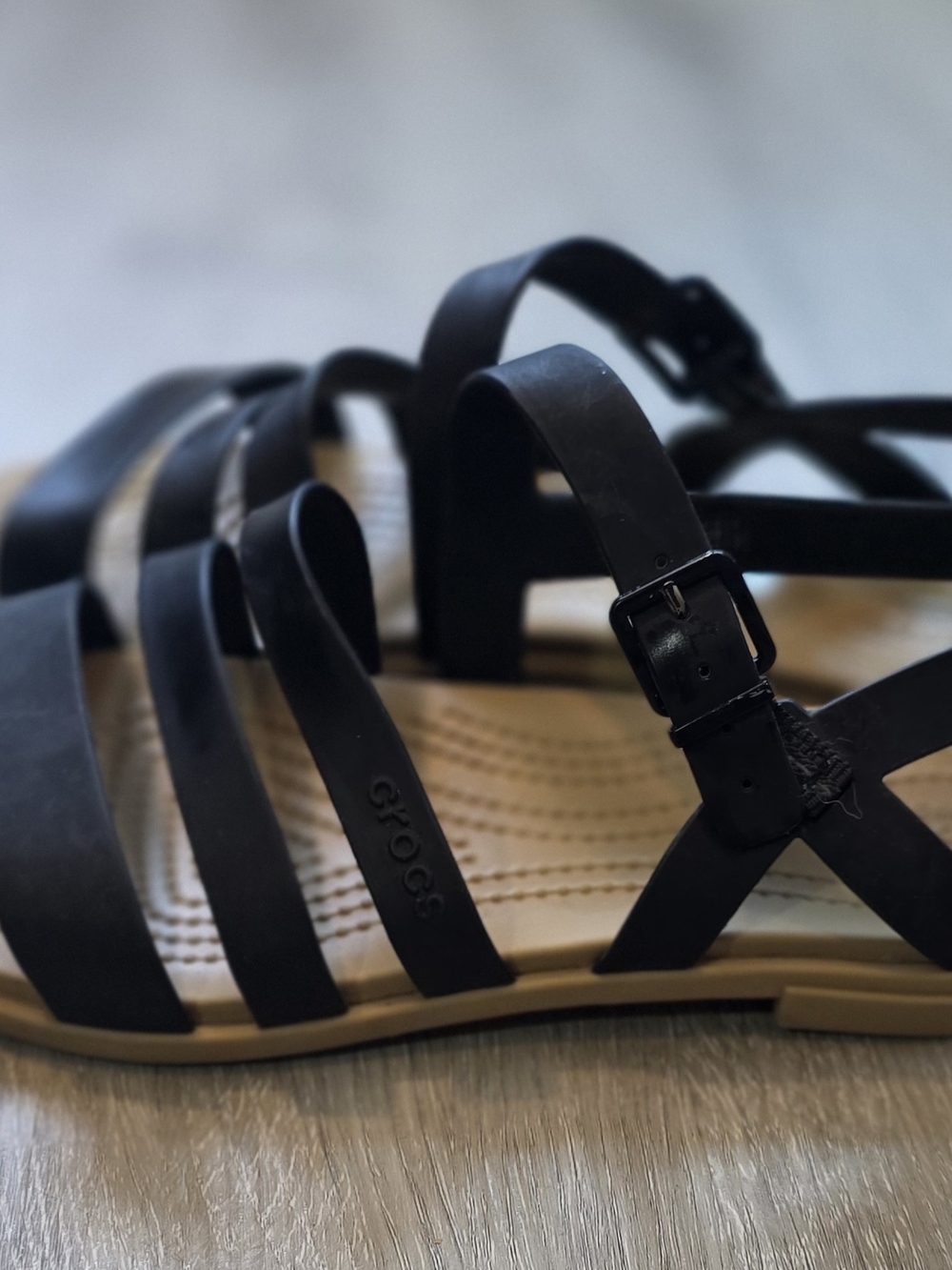 Crocs Tulum Strappy Sandal Womens 8 Black Tan Adjustable Buckle Flat Sand - Picture 4 of 6